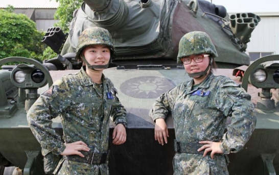 台湾陆军首批女坦克兵玩转m60a3坦克