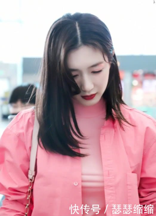 江疏影水蜜桃装扮现身杭州,粉色少女系甜过初