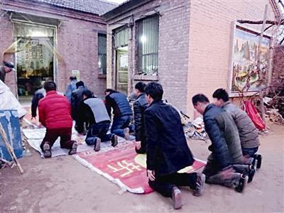 老宅子里开始热闹起来,带头大哥醒的最早,早早的点了香火在家布前守候