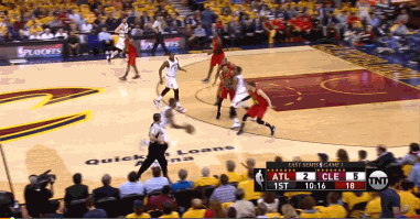 gif-詹姆斯霸王步上篮得手 贝兹莫尔三分回击