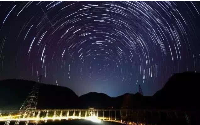 中国天眼有多厉害?一眼近130亿光年!网友:难怪