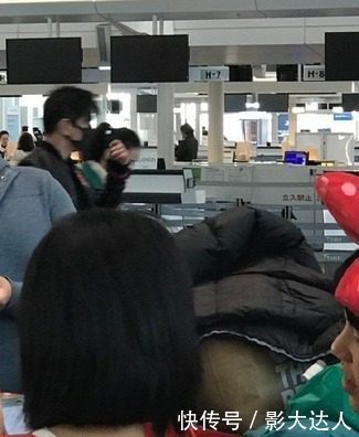 刘诗诗吴奇隆现身日本机场回国 吴奇隆拉行李