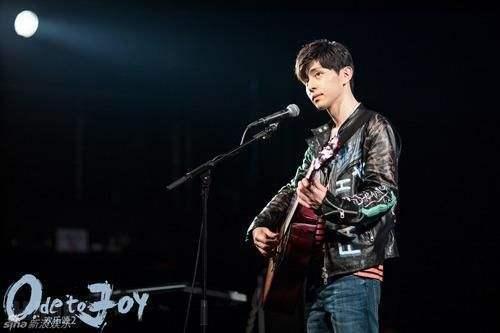 他曾是杨紫男友,如今狂追乔欣,且看邓伦如何疯