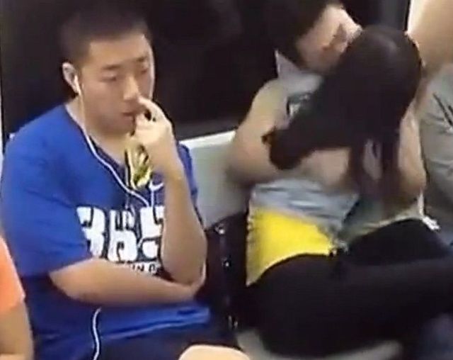 地铁情侣做不雅举动,小伙给了他们一拳,围观人不骂反而维护男子