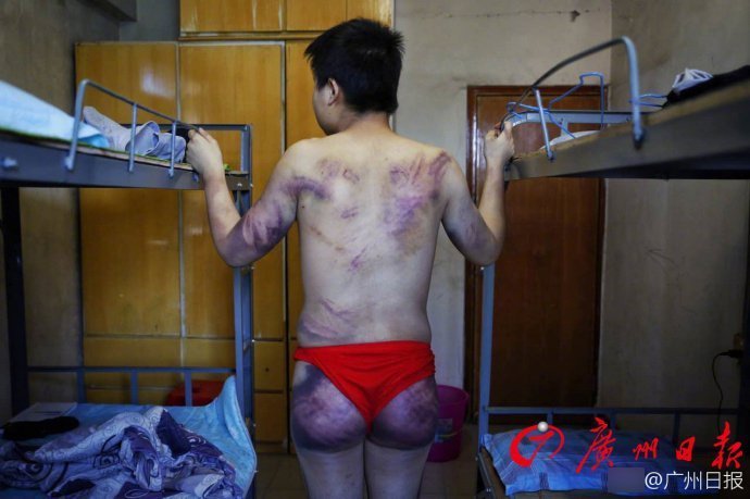 男子见女网友遭非法拘禁 一边被打屁股一边被逼转账