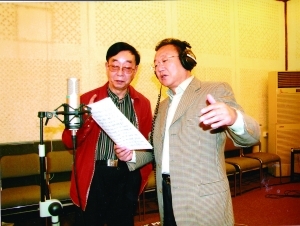 许镜清(左)与蒋大为录制歌曲.