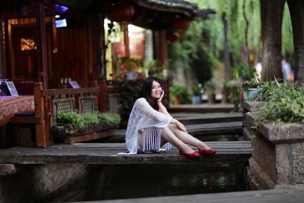 丽江只需要一个黄昏,看海棠花如何从身边飘落