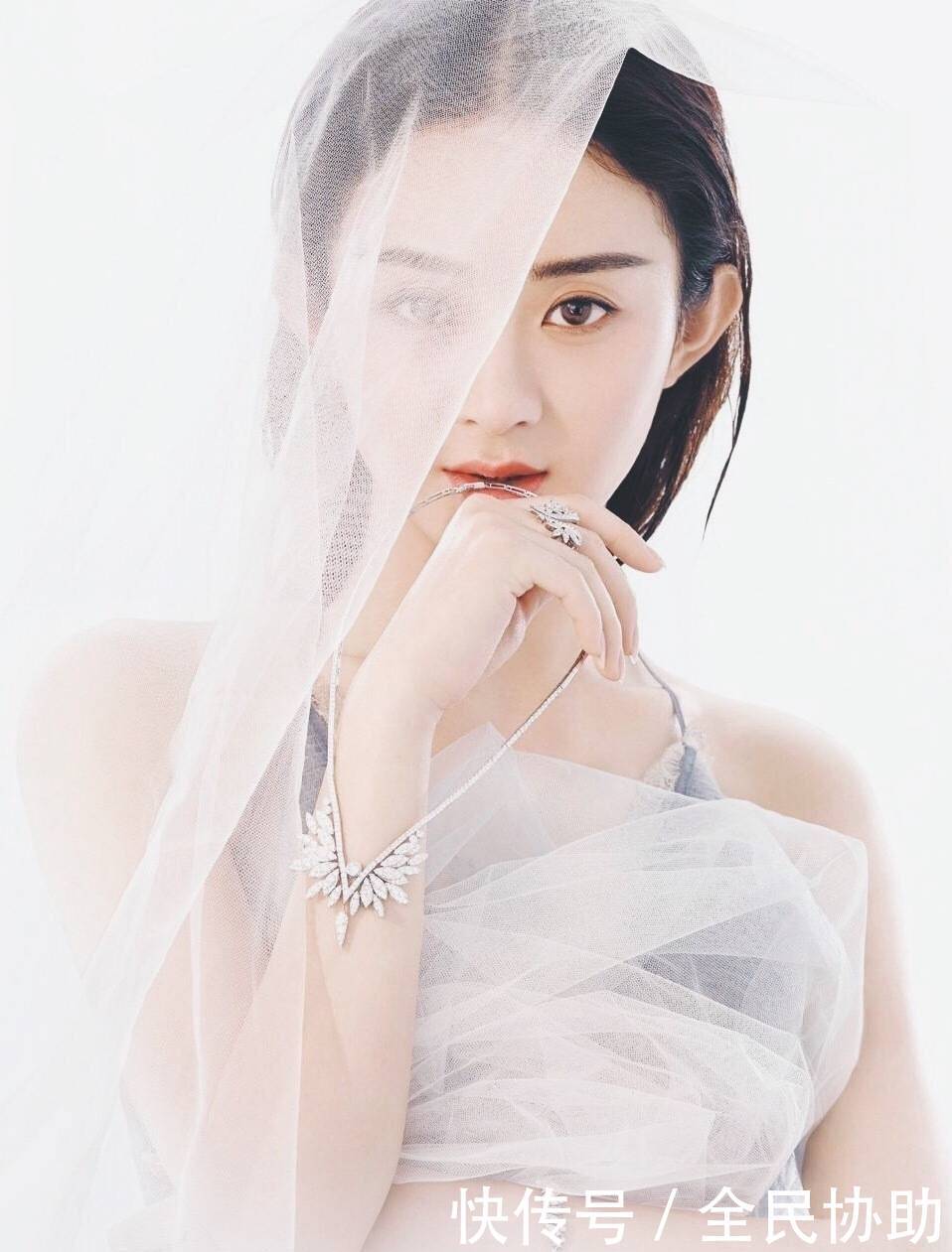 看到赵丽颖登上时尚芭莎的这组照片,你还觉得