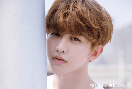 妖艳的蔡徐坤, 直播霸屏夸芬兰