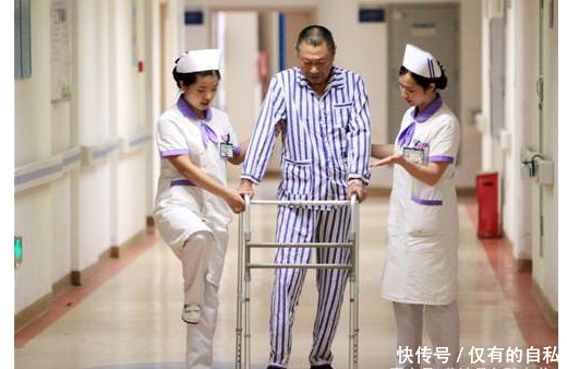 丈夫瘫痪在床，打工妻子常年不回家，婆婆偷偷找过去看见愣了