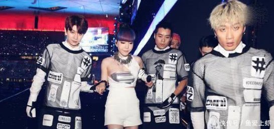 以为自己很红,穿袜子让四人伺候,网友这腿给1