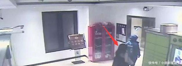 凌晨2点乘坐电梯,女子按2外卖小哥按3,之后可