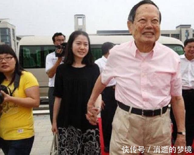 相差半世纪的杨振宇夫妇近照,老人逆生长,翁帆