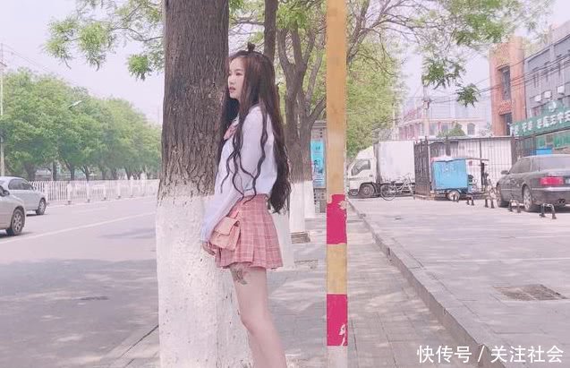 杨清柠拍照为显腿长故意拉高裙子