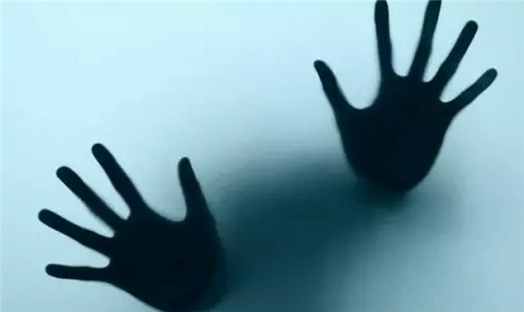 你和恐怖大片之间只差了一块毛玻璃