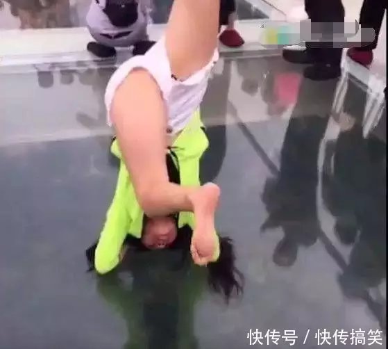 小情侣去玻璃栈道上寻求刺激玩起了新游戏, 下一幕吓得游客眼泪都