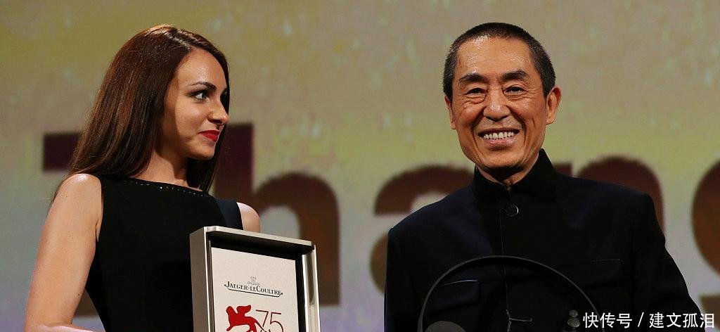 张艺谋穿中山装展国师风范 获导演荣誉奖被