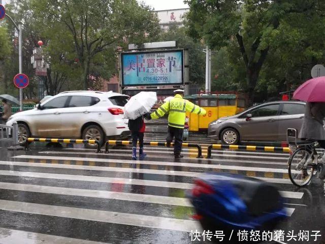 「暖新闻・江西2018」泰和交警大雨天手牵学