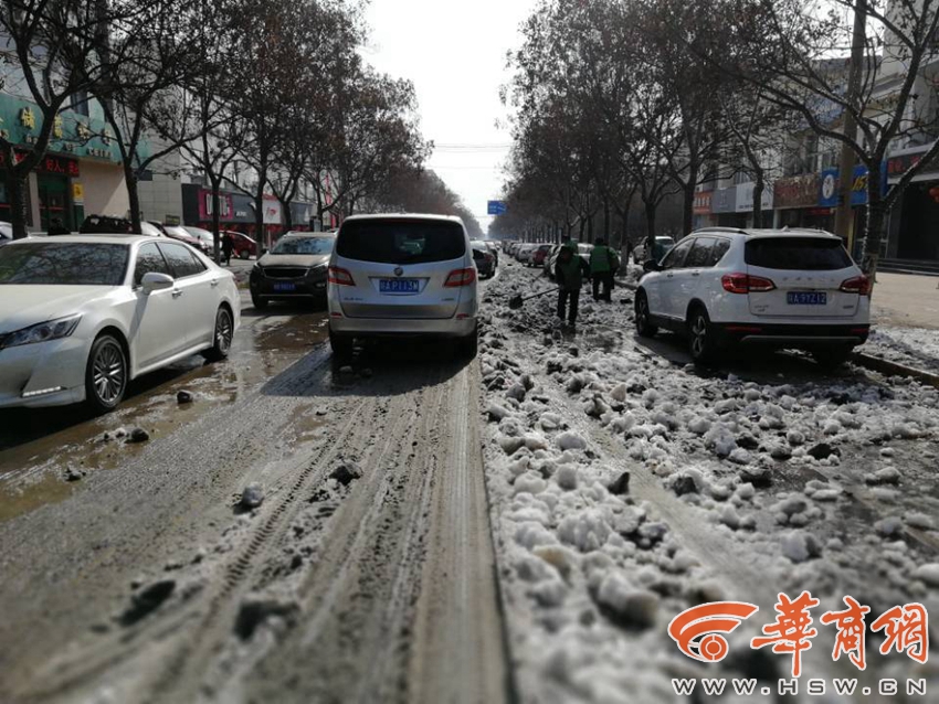 车碾人踩太阳晒靠天除雪遭质疑 铜川城管局向市民道歉