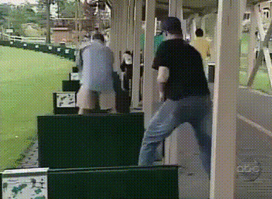 搞笑gif: 丧心病狂, 如此恶作剧真不怕挨抽吗