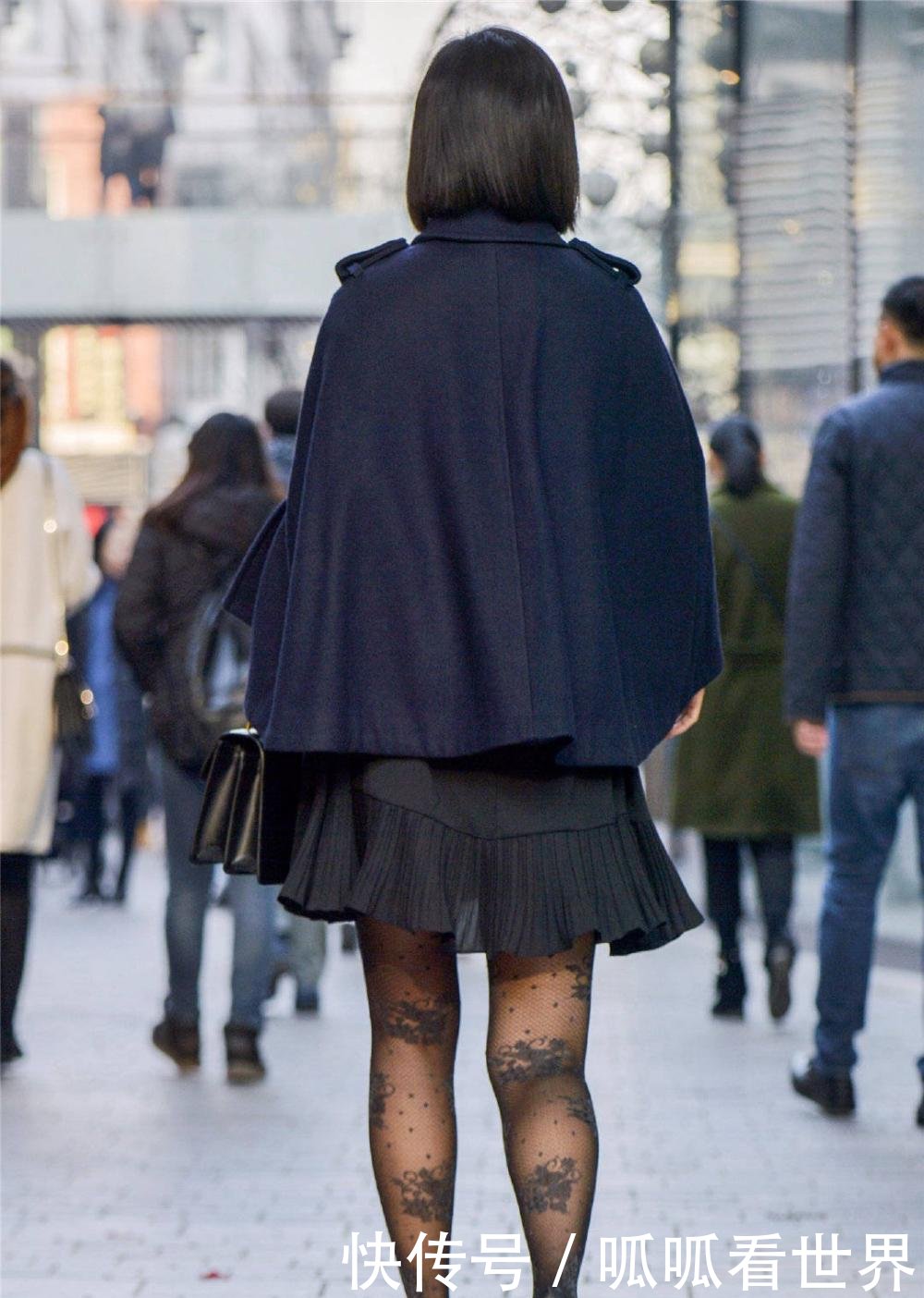 街拍:小丝袜的搭配真花哨姐姐都带花来故事美女真实袭图片