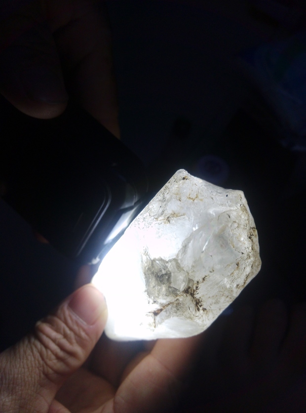 我在山里面 捡到一块透明白色的石头 谁能帮我看看是什么石头