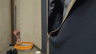 出差住宾馆,看到墙上有个脚印