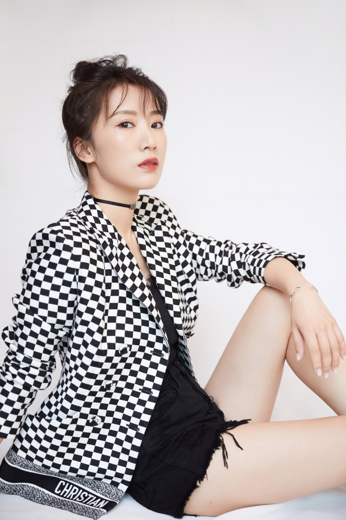 李念秋日写真曝光   黑白格style尽显洒脱帅气