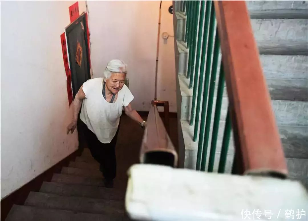 腿越来越弯,膝盖越来越痛,是怎么回事?怎么办