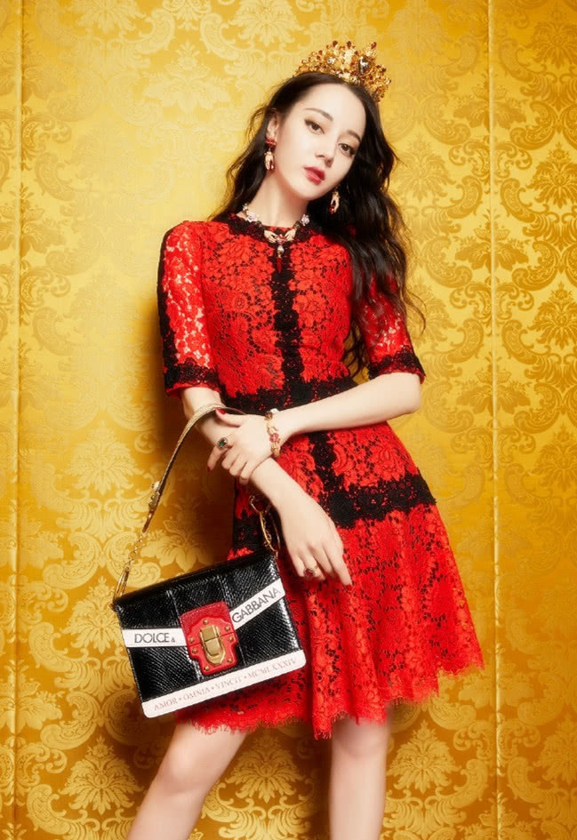 这个夏季就看迪丽热巴的穿搭,完美演绎时尚大