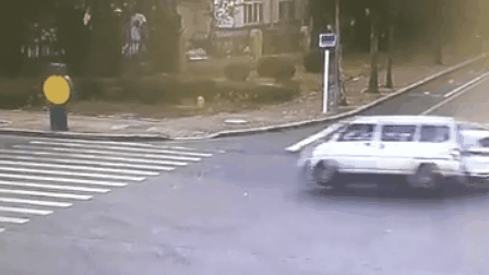 面包车把suv撞翻在地