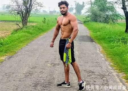 肌肉小伙不去健身房锻炼,自己造简易器械锻炼