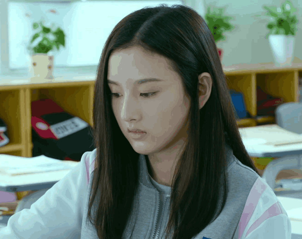 刚满20岁的宋祖儿出落的愈发标致，无P图的她在人群中十足的吸睛