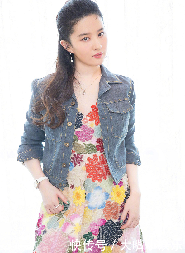 刘亦菲牛仔外套搭配绣花长裙,网友:颜值高,怎么