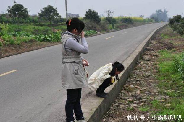 女子下班看到臭水沟“浮尸”，民警赶到捞起，女子：早知道不报警