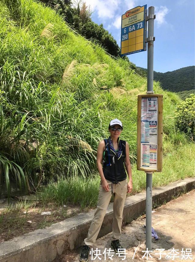 刘嘉玲又晒爬山自拍,帽子上英文霸气抢镜,网友