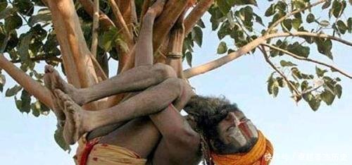 印度苦行僧手臂高举50年,如今已放不下来,而人