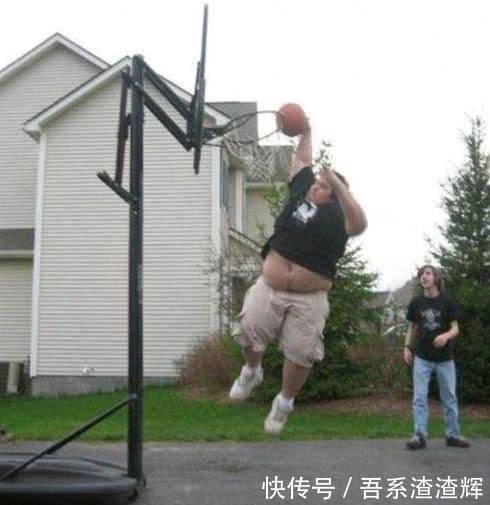 搞笑图片幽默段子笑话:原来胖子打篮球也可以