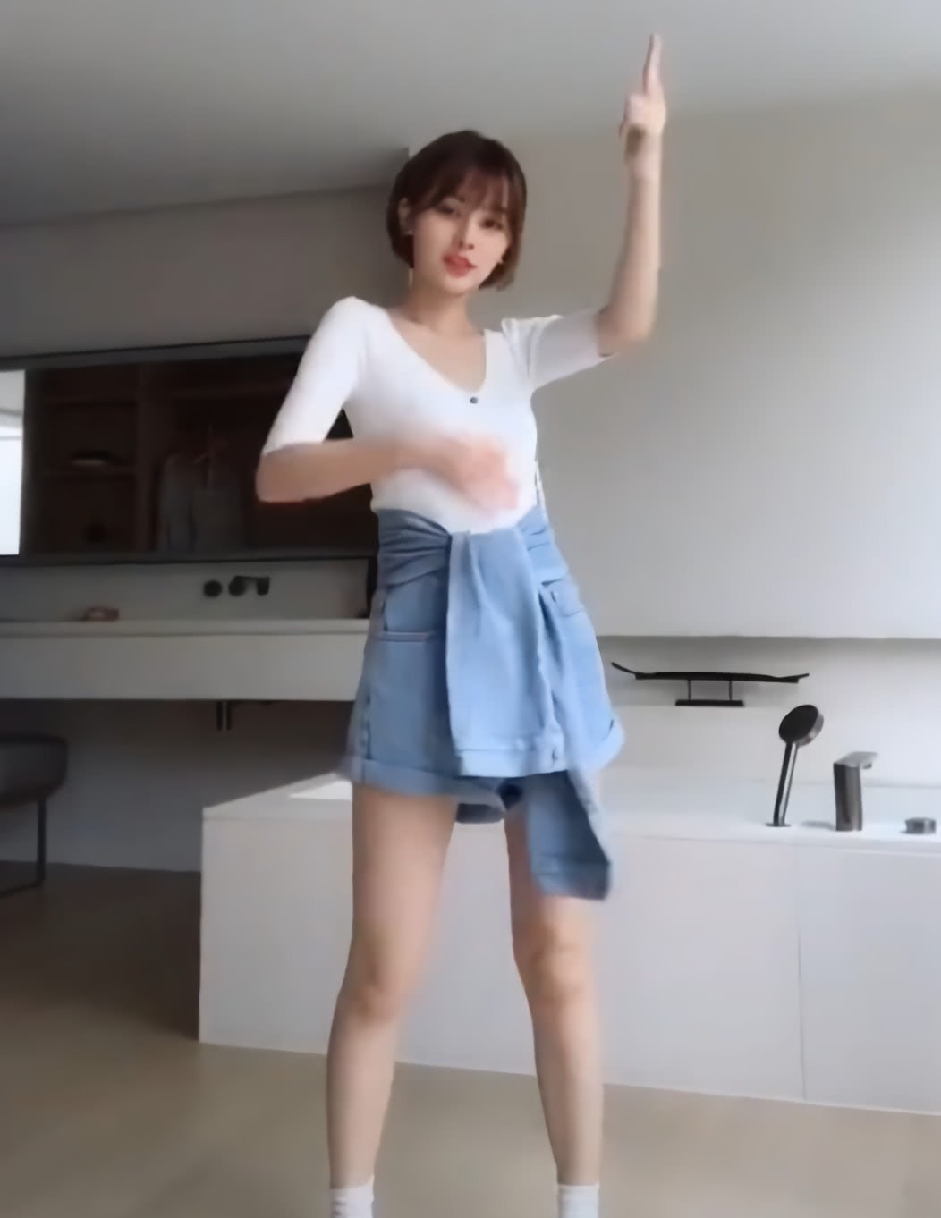 教学:视频不要只穿建议,学学00后这样搭配,躺女生裙子双手于承惠剑图片