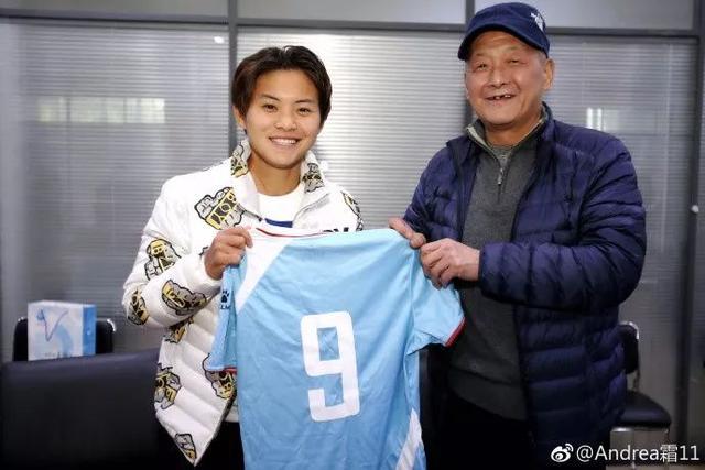 降薪超一半加盟巴黎女足!王霜:我想给自己一个