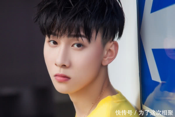 王乐乐告别锅盖头剪碎刘海变身美少男,过去的