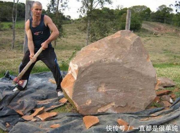 男子搬回一块大石头,每天抡锤砸,一个月后众人看到石头很是羡慕