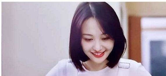 郑爽在青春斗新剧发布会自扇嘴巴,这是为什么