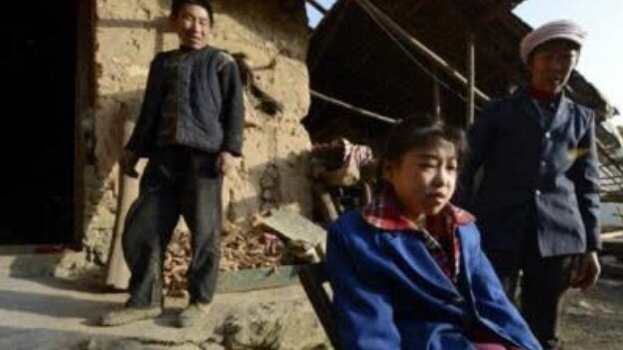 养父抹泪:养不起啊 ,十斤米只够吃一天,一天吃