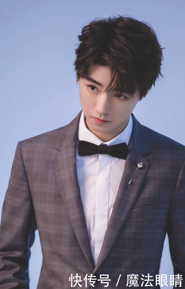 关晓彤北电开学班级合影曝光,王俊凯也现身校