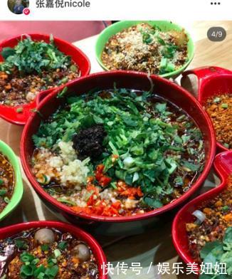 接地气!张嘉倪凌晨12点街头撸串,7碗辣菜抢镜