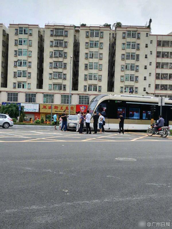 一次车祸近2000万元背后真相 深圳有轨电车与小车相撞