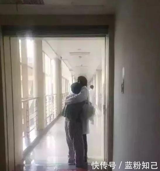 脚踩万丈深渊, 女医生悬空救人! 网友 看得脊背