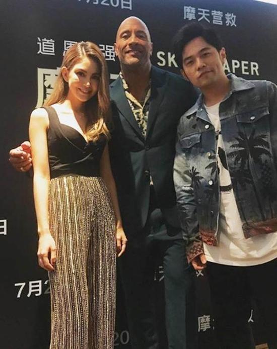 巨石强森与周杰伦娇妻昆凌合影，他的这个动作暴露了品性