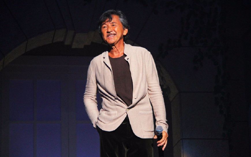 他婚内出轨却理所当然,唱的粤语歌深受父辈喜